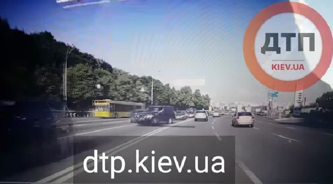 Масштабное ДТП возле моста Патона в Киеве: появилось видео столкновения