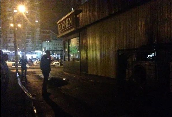 В Киеве на Оболони взорвали магазин ROSHEN. Фото и видео с места события