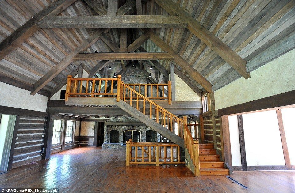 Ранчо Майкла Джексона выставили на продажу за $100 млн: яркие фото сказочного поместья