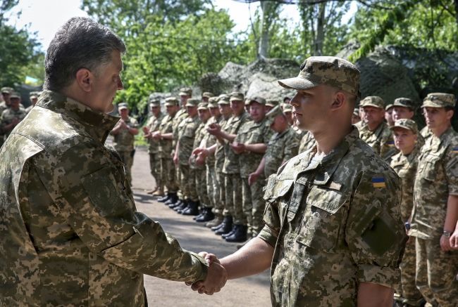 Порошенко наградил бойцов, захвативших в плен ГРУшников