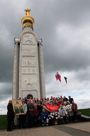 В России совершили богослужение с иконой Иосифа Сталина на танке: фотофакт