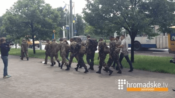 Зачем? Бойцов ВСУ заставили пешком идти из Запорожья в Мариуполь: фотофакт