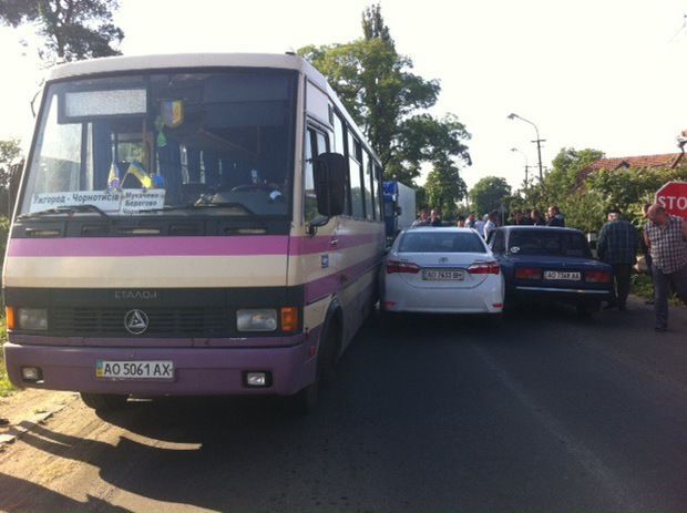 Не проскочил! На Закарпатье сотрудник прокуратуры "застрял" и устроил ДТП
