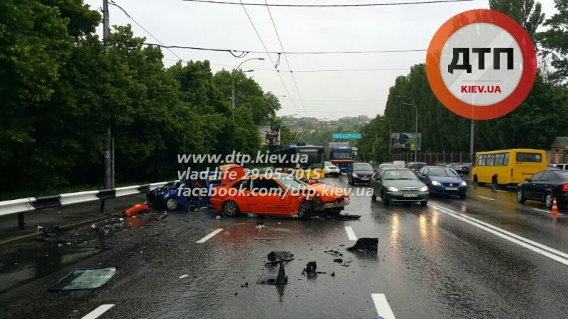 Лобовое ДТП в Киеве: водитель попал в реанимацию