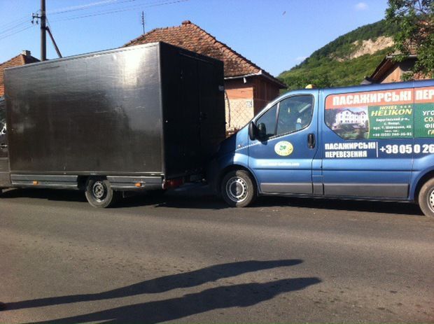 Не проскочил! На Закарпатье сотрудник прокуратуры "застрял" и устроил ДТП