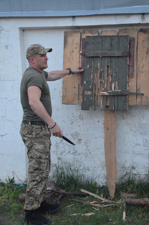 Украинские десантники метают ножи в портрет Путина: фотофакт
