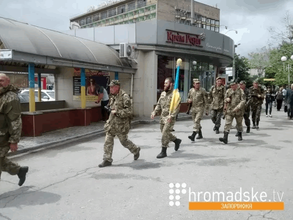 Навіщо? Бійців ЗСУ змусили пішки йти із Запоріжжя до Маріуполя: фотофакт