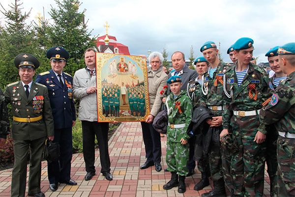 Кощунственные скрепы: в России священник провел службу с иконой кровавого тирана
