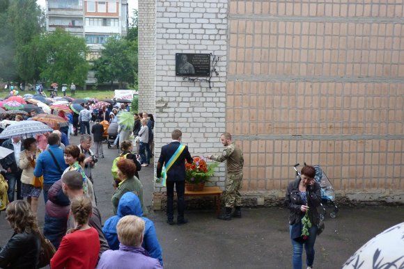 В школах прозвенел последний звонок: фото из разных уголков Украины