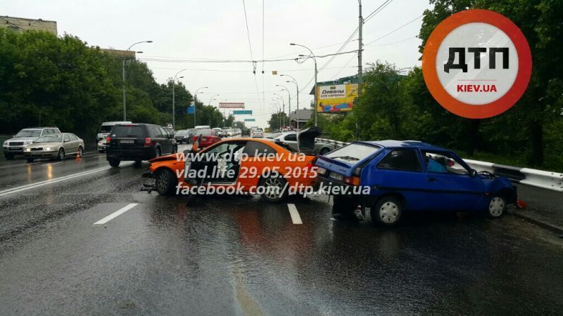 Лобовое ДТП в Киеве: водитель попал в реанимацию