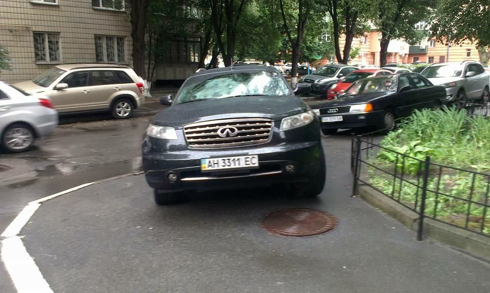 Защитник канализации: в Киеве высмеяли "героя парковки"