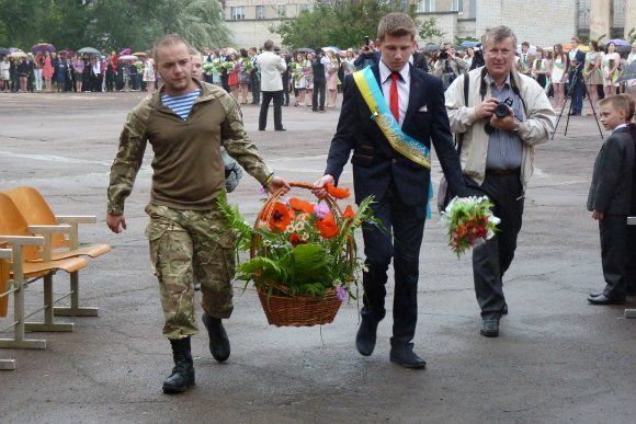 В школах прозвенел последний звонок: фото из разных уголков Украины