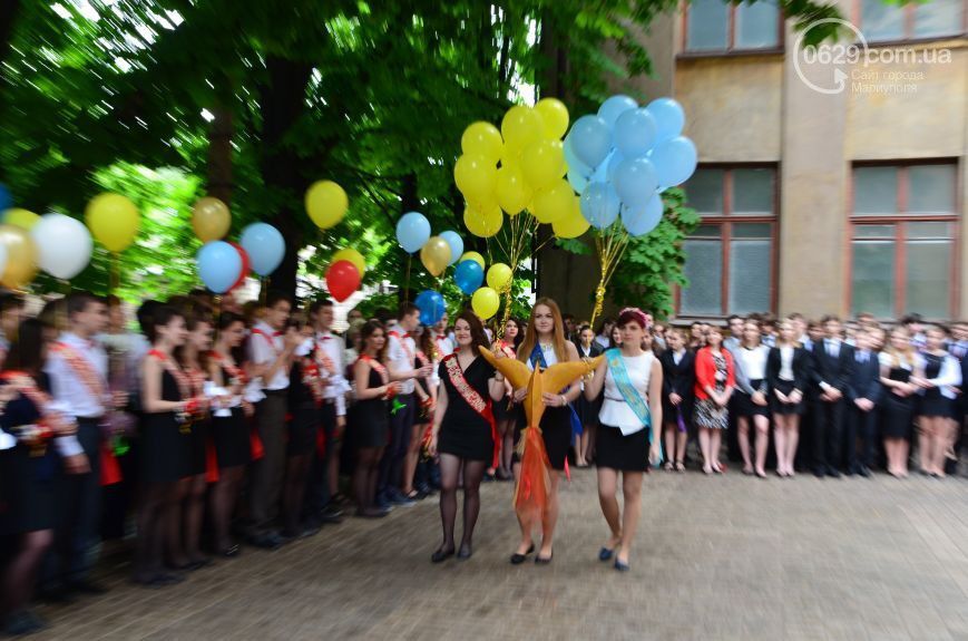 В школах прозвенел последний звонок: фото из разных уголков Украины