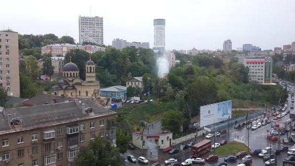 В Киеве возле больницы забил мощный гейзер: фотофакт