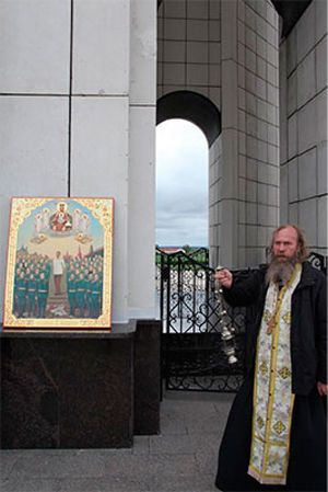 Кощунственные скрепы: в России священник провел службу с иконой кровавого тирана