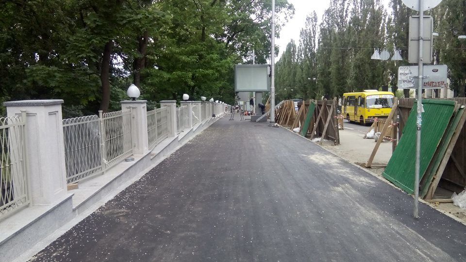В соцсети раскритиковали новый забор киевского ботсада: дешево выглядит
