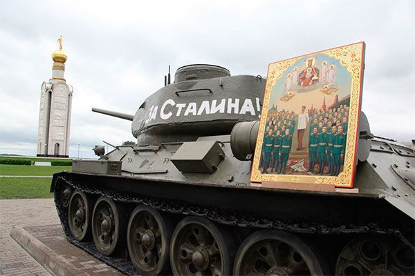 В России совершили богослужение с иконой Иосифа Сталина на танке: фотофакт