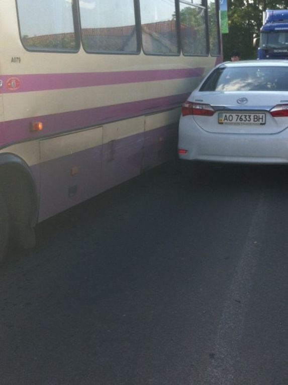 Не проскочил! На Закарпатье сотрудник прокуратуры "застрял" и устроил ДТП