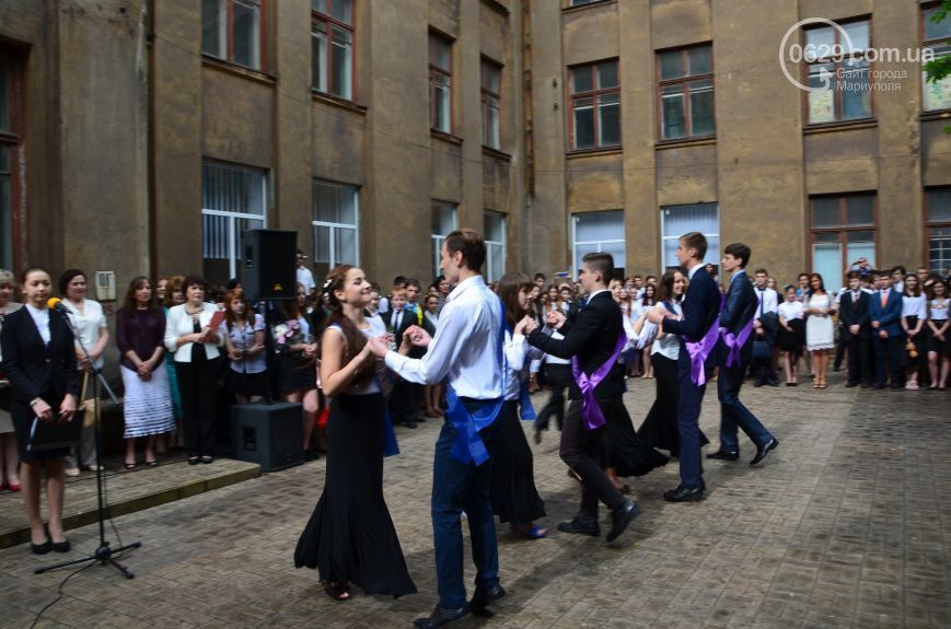 В школах прозвенел последний звонок: фото из разных уголков Украины