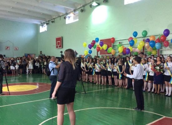 В школах прозвенел последний звонок: фото из разных уголков Украины