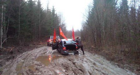 В России патриотический автопробег застрял в грязи. Фотофакт