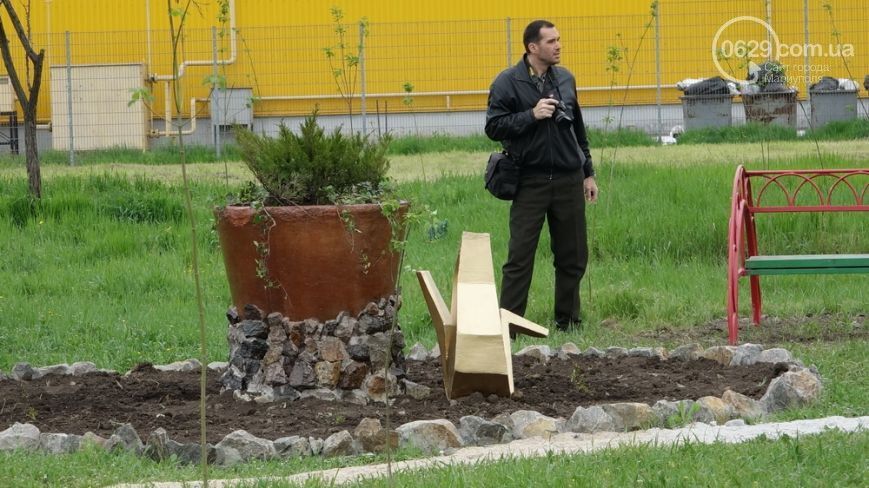 В Мариуполе открыли сквер с памятником погибшим жителям: фоторепортаж