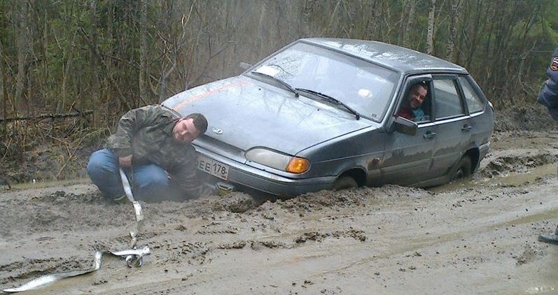 В России патриотический автопробег застрял в грязи. Фотофакт