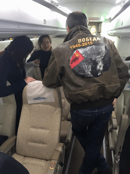 Кремлевского модника Лаврова увидели в куртке с Рейхстагом на спине: фотофакт