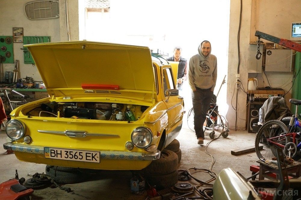 В Одессе из "Запорожца" сделали патриотический электромобиль. Фото- и видеофакт