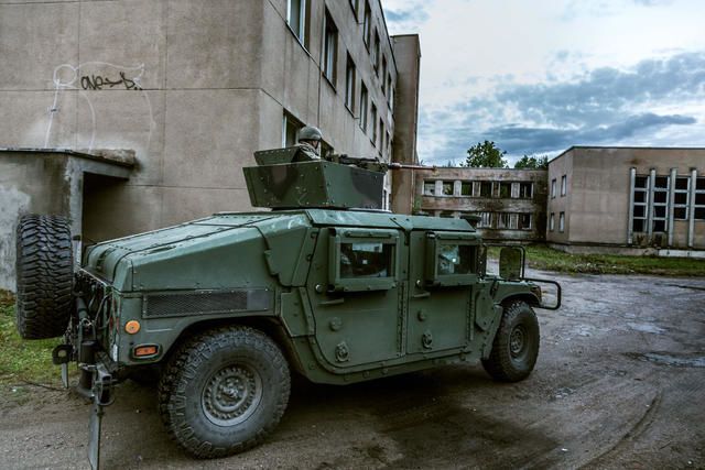 В Литве войска НАТО отрабатывали городские бои: фоторепортаж