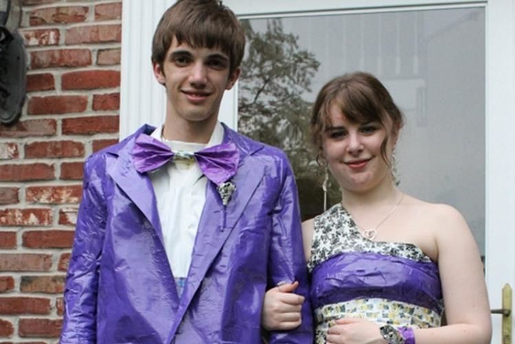 Американские выпускники примерили платья из скотча. Фотофакт