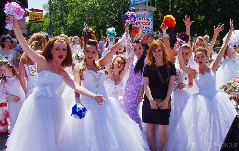 В Одессе состоялся марш невест. Опубликованы фото красавиц