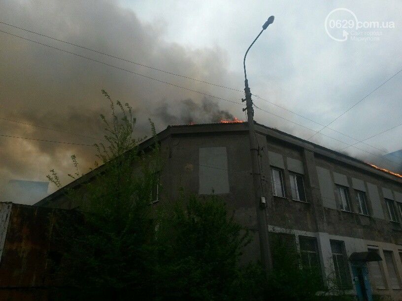 В Мариуполе масштабный пожар: небо заволокло черным дымом