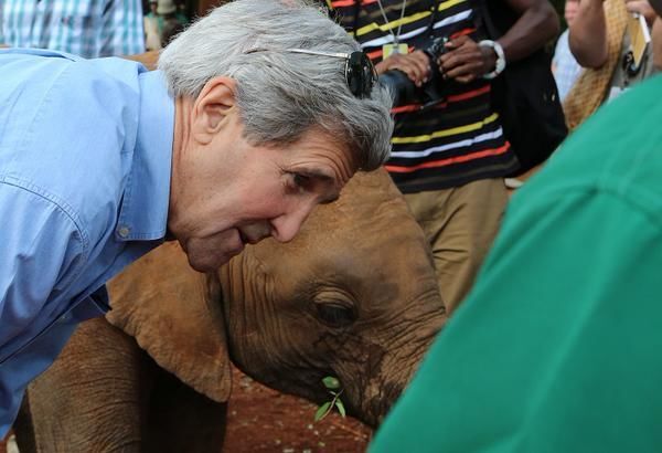 Госсекретарь США взорвал сети селфи со слоненком. Фотофакт