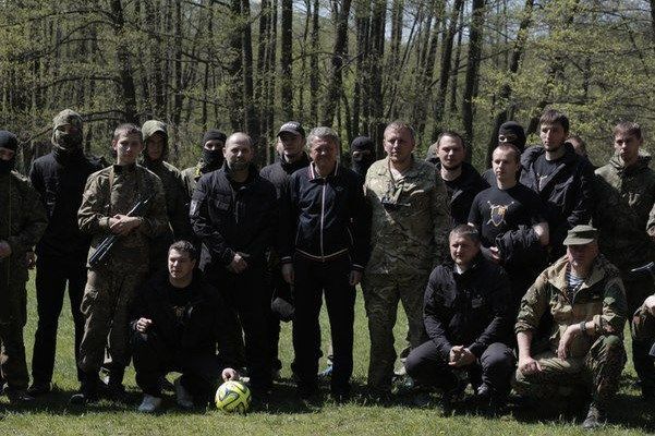 Тренер "Днепра" проведал бойцов "Азова"