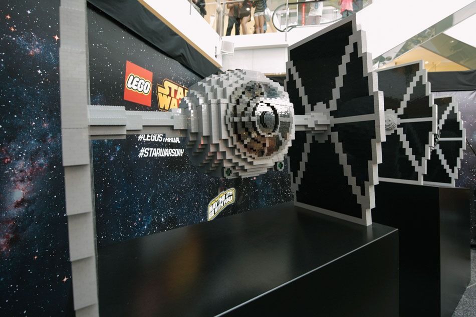 В Австралии фанаты "Звездных войн" построили из Lego огромную копию истребителя