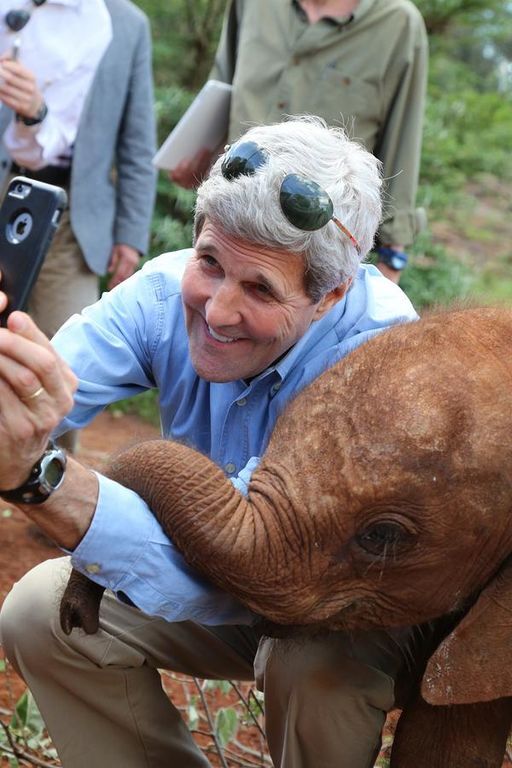 Госсекретарь США взорвал сети селфи со слоненком. Фотофакт