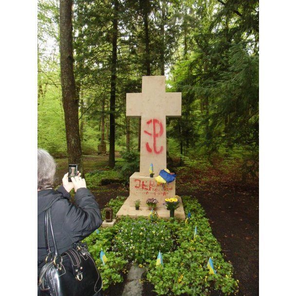 В Германии осквернили могилу Бандеры: маскировались под поляков