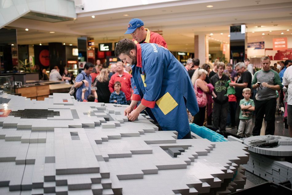 В Австралии фанаты "Звездных войн" построили из Lego огромную копию истребителя