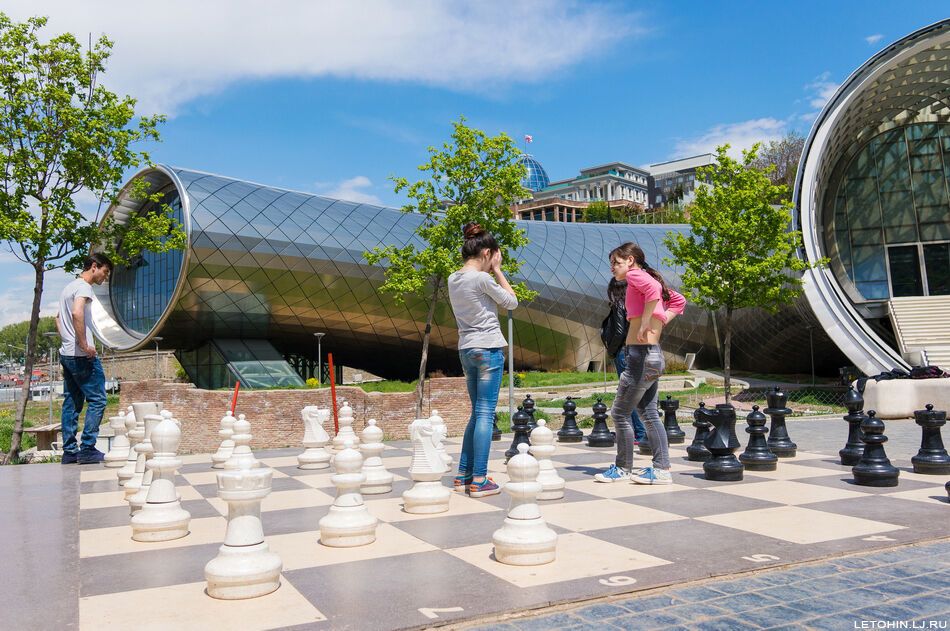 Потрясающий парк Рике в Тбилиси