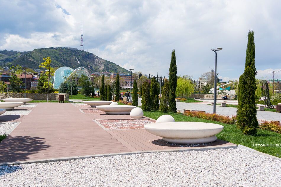 Потрясающий парк Рике в Тбилиси