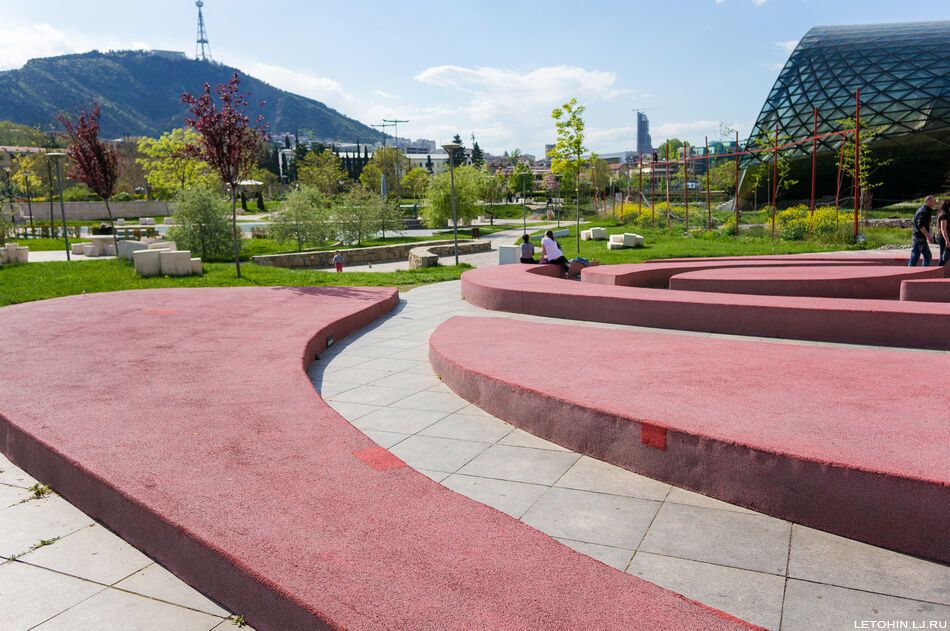 Потрясающий парк Рике в Тбилиси
