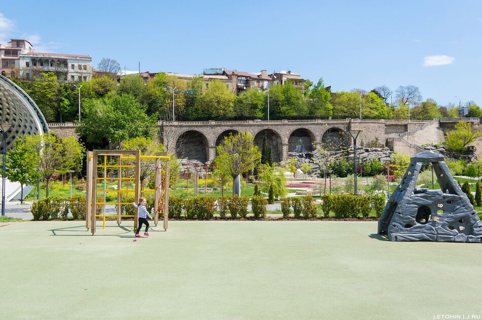 Потрясающий парк Рике в Тбилиси