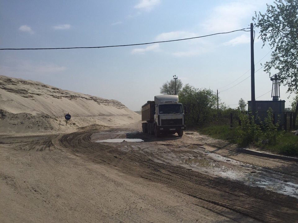 На киевском острове незаконно добывают песок: объемы впечатляют