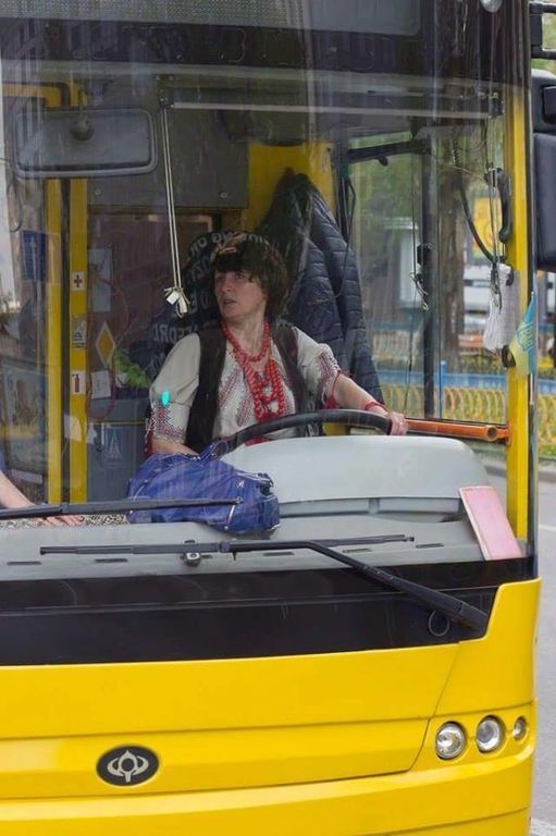 Киевлянка водит троллейбус в национальном костюме: фотофакт