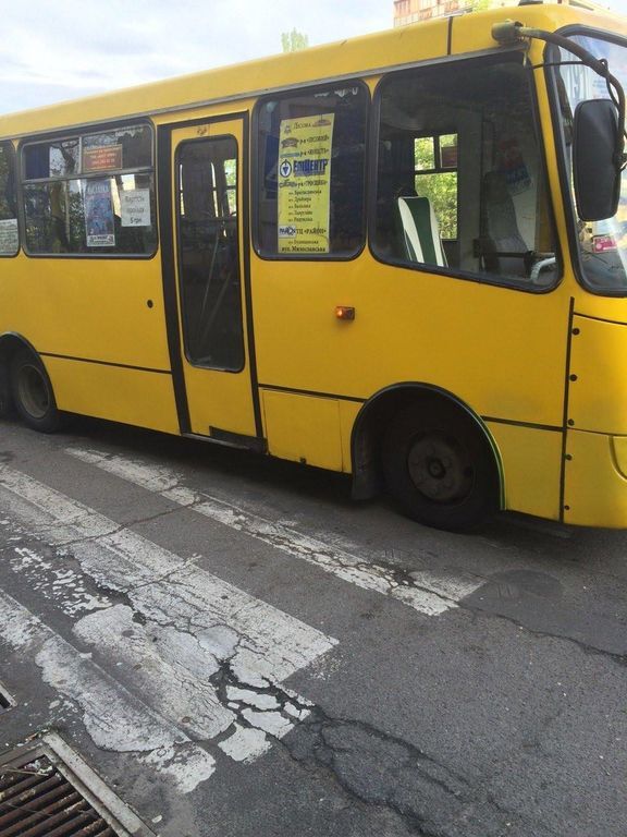 В Киеве иномарка сбила на зебре школьника