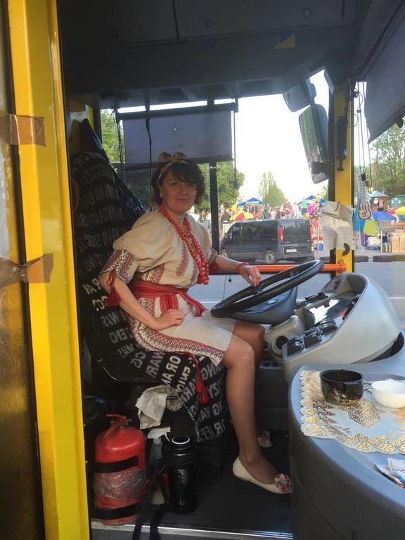 Киевлянка водит троллейбус в национальном костюме: фотофакт