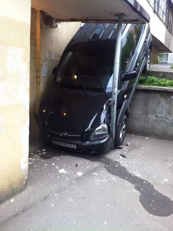 В Киеве автомобиль едва не залетел в подъезд: фотофакт