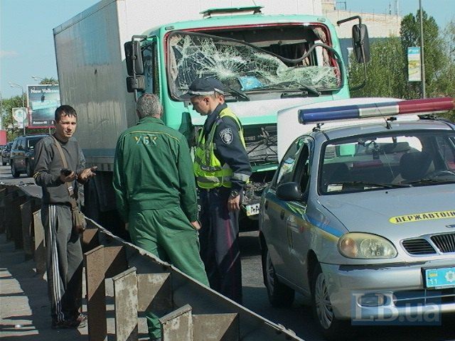 В Киеве грузовик протаранил автокран