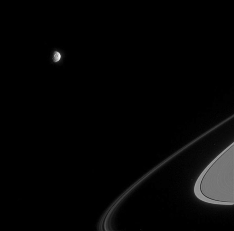 NASA засняло на орбите Сатурна "звезду смерти": фото